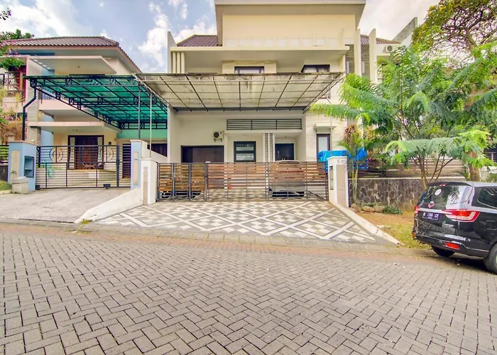 Oyo 3861 Homestay Villa Tidar Malang